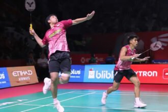 Sabar/Reza tampil solid dan sukses melangkah ke perempat final Indonesia Open 2026 usai menundukkan wakil China dalam tiga gim di Istora Senayan.