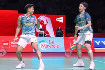 Sabar Gutama/Moh Reza Pahlevi Isfahani sukses mengamankan tiket semifinal Indonesia Open 2026 setelah menaklukkan pasangan China, Chen Boyang/Liu Yi, dua gim langsung di Istora Senayan.