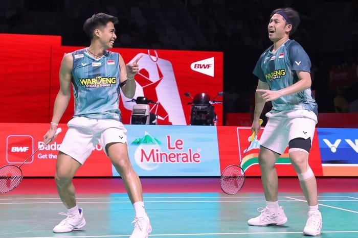 Sabar Gutama/Moh Reza Pahlevi Isfahani sukses mengamankan tiket semifinal Indonesia Open 2026 setelah menaklukkan pasangan China, Chen Boyang/Liu Yi, dua gim langsung di Istora Senayan.