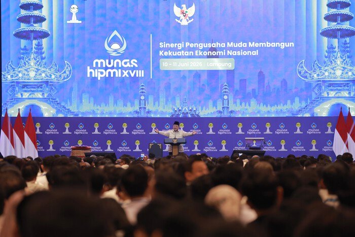 Presiden Prabowo Subianto saat membuka Munas HIPMI di Lampung, menegaskan pentingnya menjaga hubungan baik dengan seluruh negara demi memperjuangkan kepentingan rakyat Indonesia.