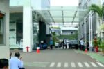 Pegawai Badan Gizi Nasional terlihat menunggu di luar gedung kantor setelah akses masuk dibatasi di tengah beredarnya informasi mengenai aktivitas pemeriksaan pada Rabu (3/6/2026).