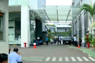 Pegawai Badan Gizi Nasional terlihat menunggu di luar gedung kantor setelah akses masuk dibatasi di tengah beredarnya informasi mengenai aktivitas pemeriksaan pada Rabu (3/6/2026).