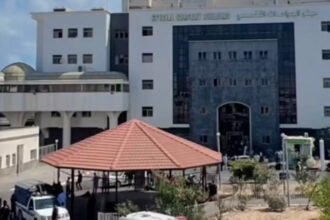 Krisis obat di Palestina semakin memburuk setelah dana kliring yang menjadi sumber utama pendapatan pemerintah masih ditahan Israel, menyebabkan ribuan pasien kehilangan akses terhadap pengobatan penting.