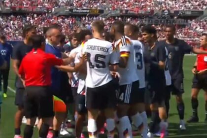 Ketegangan mewarnai laga uji coba Amerika Serikat melawan Jerman di Chicago ketika sejumlah pemain terlibat adu mulut dan saling dorong pada menit-menit akhir pertandingan.