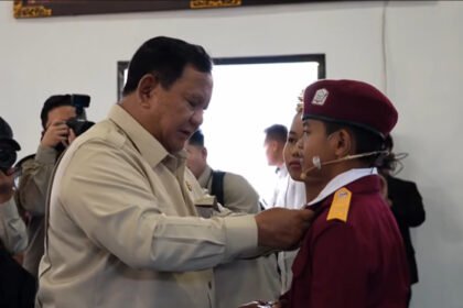 Presiden Prabowo Subianto saat meninjau Sekolah Rakyat Menengah Pertama 17 Tabanan, Bali, dan meminta percepatan pembangunan Sekolah Rakyat guna menampung tingginya minat masyarakat terhadap program pendidikan tersebut.