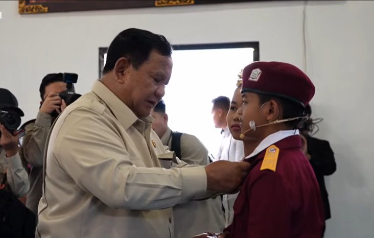 Presiden Prabowo Subianto saat meninjau Sekolah Rakyat Menengah Pertama 17 Tabanan, Bali, dan meminta percepatan pembangunan Sekolah Rakyat guna menampung tingginya minat masyarakat terhadap program pendidikan tersebut.