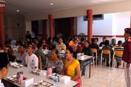 Presiden Prabowo Subianto memberikan motivasi kepada siswa Sekolah Rakyat Menengah Pertama 17 Tabanan, Bali, dengan mengajak mereka tetap tegar menghadapi ejekan, menghormati guru, serta membanggakan orang tua melalui pendidikan.