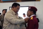 Arlan, siswa Sekolah Rakyat Menengah Pertama 17 Tabanan, Bali, menyampaikan pesan berbahasa Inggris di hadapan Presiden Prabowo Subianto dan mengungkapkan cita-citanya menjadi Menteri Pendidikan untuk membantu generasi muda Indonesia.