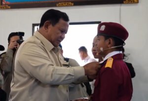 Arlan, siswa Sekolah Rakyat Menengah Pertama 17 Tabanan, Bali, menyampaikan pesan berbahasa Inggris di hadapan Presiden Prabowo Subianto dan mengungkapkan cita-citanya menjadi Menteri Pendidikan untuk membantu generasi muda Indonesia.
