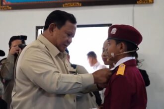 Arlan, siswa Sekolah Rakyat Menengah Pertama 17 Tabanan, Bali, menyampaikan pesan berbahasa Inggris di hadapan Presiden Prabowo Subianto dan mengungkapkan cita-citanya menjadi Menteri Pendidikan untuk membantu generasi muda Indonesia.