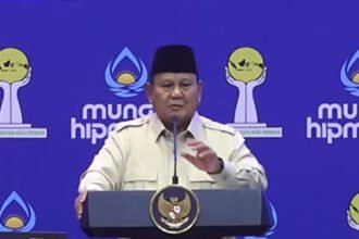 Presiden Prabowo Subianto menegaskan komitmennya mendukung produk dalam negeri dengan menggunakan kendaraan taktis Maung sebagai kendaraan resmi dalam aktivitas kenegaraan.