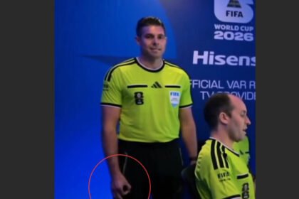 Shaun Evans terekam kamera TV saat berada di ruang VAR sebelum pertandingan Jerman vs Curaçao di Piala Dunia 2026. (Foto: Tangkapan Layar)