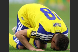 Yasin Ayari mencuri perhatian dunia setelah mencetak dua gol pada debutnya di Piala Dunia 2026 saat Swedia mengalahkan Tunisia.
