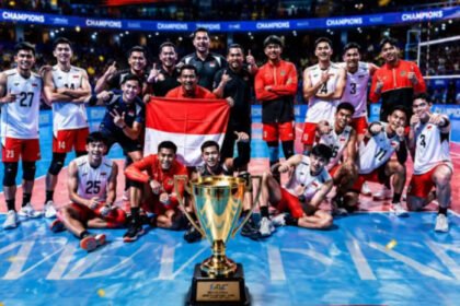Timnas voli putra Indonesia merayakan gelar juara AVC Men's Cup 2026 setelah mengalahkan Korea Selatan tiga set langsung pada partai final di Ahmedabad, India.