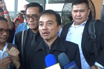 Roy Suryo menjalani sidang perdana praperadilan di Pengadilan Negeri Jakarta Selatan dengan menggugat prosedur penggeledahan yang dilakukan penyidik dalam perkara dugaan ijazah Presiden ke-7 RI Joko Widodo.
