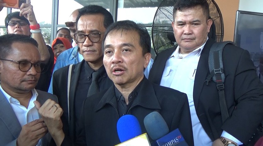 Roy Suryo menjalani sidang perdana praperadilan di Pengadilan Negeri Jakarta Selatan dengan menggugat prosedur penggeledahan yang dilakukan penyidik dalam perkara dugaan ijazah Presiden ke-7 RI Joko Widodo.