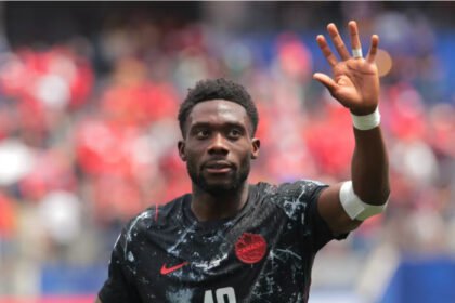 Alphonso Davies menandai debutnya di Piala Dunia 2026 dengan membantu Kanada mengalahkan Afrika Selatan dan mencetak sejarah lolos ke babak 16 besar untuk pertama kalinya.