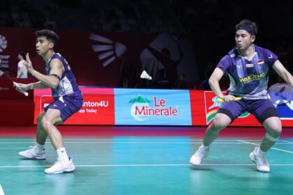 Sabar/Reza berhasil mengamankan tiket ke babak 16 besar Indonesia Open 2026 usai menundukkan pasangan Amerika Serikat dalam laga tiga gim yang berlangsung ketat di Istora Senayan.