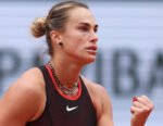 Aryna Sabalenka meluapkan kekecewaannya setelah tersingkir di perempat final Roland Garros 2026 oleh Diana Shnaider, sekaligus mempertanyakan keputusan panitia yang membiarkan pertandingan berlangsung dalam kondisi angin kencang.