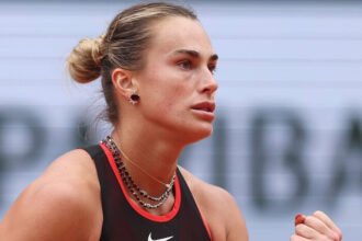 Aryna Sabalenka meluapkan kekecewaannya setelah tersingkir di perempat final Roland Garros 2026 oleh Diana Shnaider, sekaligus mempertanyakan keputusan panitia yang membiarkan pertandingan berlangsung dalam kondisi angin kencang.