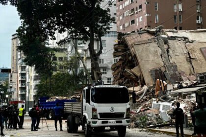 Operasi penyelamatan korban gempa Venezuela terus berlangsung di La Guaira dengan dukungan ribuan personel penyelamat internasional yang berpacu menemukan korban selamat di tengah reruntuhan bangunan.