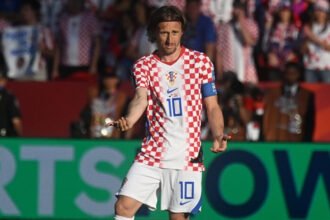 Luka Modric kembali mencetak sejarah dengan menjadi pemain tertua yang membukukan assist di Piala Dunia sekaligus membawa Kroasia melaju ke babak gugur untuk ketiga kalinya secara beruntun.