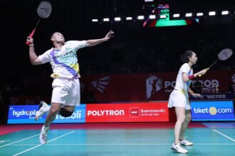 Rehan Naufal Kusharjanto dan Gloria Emanuelle Widjaja harus mengakhiri perjuangan di Indonesia Open 2026 setelah kalah tipis dari pasangan suami-istri Malaysia, Go Soon Huat/Lai Shevon Jemie, pada babak 32 besar.