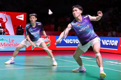 Raymond Indra dan Nikolaus Joaquin merayakan kemenangan dramatis atas Takuro Hoki/Yugo Kobayashi pada perempat final Indonesia Open 2026 di Istora Senayan, Jakarta, Jumat (5/6/2026).