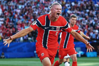 Erling Haaland mencuri perhatian pada debut Piala Dunia 2026 setelah mencetak dua gol dan membawa Norwegia menang telak 4-1 atas Irak di laga pembuka Grup I.
