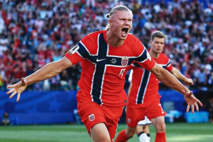 Erling Haaland mencuri perhatian pada debut Piala Dunia 2026 setelah mencetak dua gol dan membawa Norwegia menang telak 4-1 atas Irak di laga pembuka Grup I.