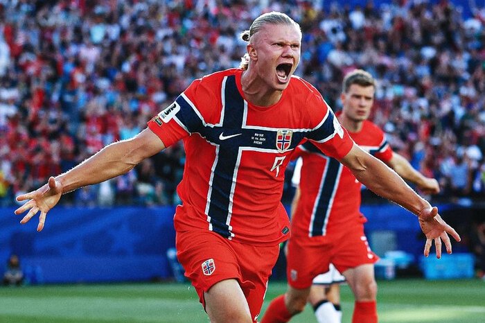Erling Haaland mencuri perhatian pada debut Piala Dunia 2026 setelah mencetak dua gol dan membawa Norwegia menang telak 4-1 atas Irak di laga pembuka Grup I.