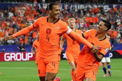 Selebrasi Virgil van Dijk usai mencetak gol pembuka Belanda, namun kehilangan duel udara pada menit akhir yang membuat Jepang menyamakan kedudukan 2-2 di Piala Dunia 2026.