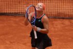 Diana Shnaider bikin sensasi di Roland Garros 2026 setelah menyingkirkan unggulan utama Aryna Sabalenka dan melaju ke semifinal Grand Slam pertamanya.