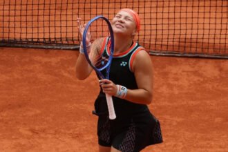 Diana Shnaider bikin sensasi di Roland Garros 2026 setelah menyingkirkan unggulan utama Aryna Sabalenka dan melaju ke semifinal Grand Slam pertamanya.