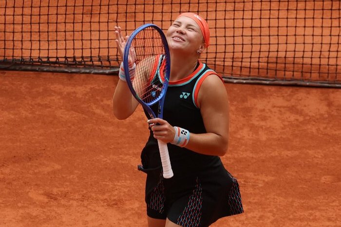 Diana Shnaider bikin sensasi di Roland Garros 2026 setelah menyingkirkan unggulan utama Aryna Sabalenka dan melaju ke semifinal Grand Slam pertamanya.