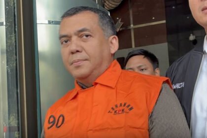 KPK mengungkap keterlibatan Silmy Karim dalam OTT Imigrasi 2026 terkait dugaan suap pengurusan KITAS dan KITAP, dengan 17 orang telah diamankan dan penyelidikan terus berkembang.