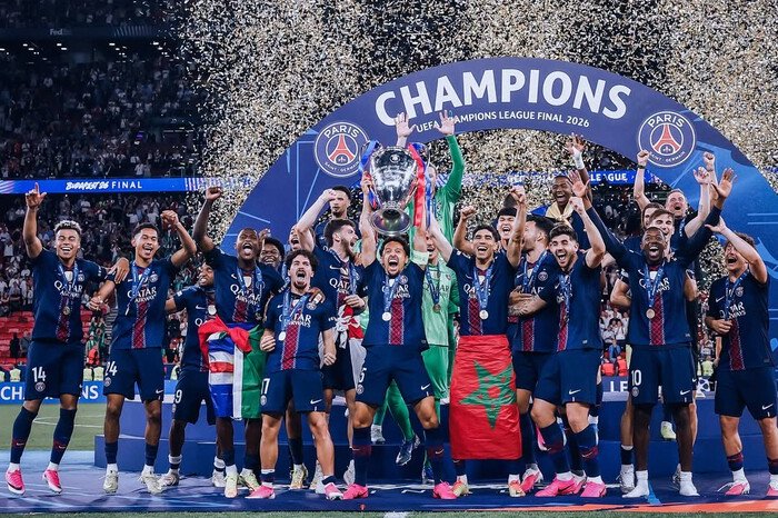 PSG menorehkan sejarah dengan gelar Liga Champions beruntun dan kini membagikan momen eksklusif di balik layar yang penuh emosi dan kebanggaan.