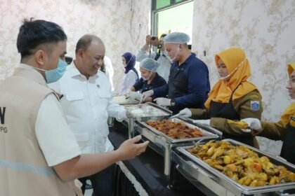 Polemik BGN memanas, dugaan jual beli dapur MBG kini diaudit, sementara pemerintah pastikan program tetap berjalan tanpa gangguan.