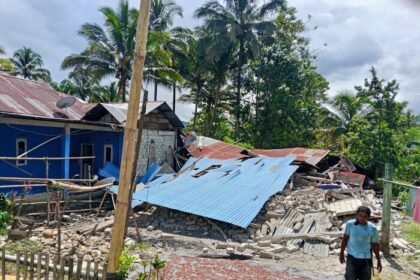 Gempa magnitudo 6,7 di Sulawesi Tengah menimbulkan korban jiwa, ribuan terdampak, serta kerusakan infrastruktur luas di Kabupaten Sigi dengan ratusan gempa susulan masih terjadi.
