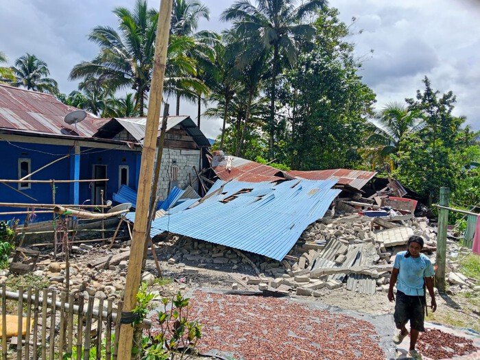 Gempa magnitudo 6,7 di Sulawesi Tengah menimbulkan korban jiwa, ribuan terdampak, serta kerusakan infrastruktur luas di Kabupaten Sigi dengan ratusan gempa susulan masih terjadi.
