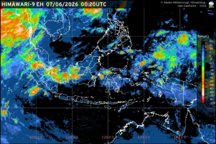 BMKG memprakirakan sebagian besar wilayah Indonesia berpotensi mengalami hujan ringan pada Minggu, dengan sejumlah daerah menghadapi ancaman hujan sedang hingga petir.