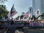 Suasana aksi damai ribuan masyarakat dari berbagai daerah di kawasan Patung Kuda, Jakarta Pusat, yang menyuarakan dukungan terhadap program pemerintah di bidang pertanian, ketahanan pangan, ekonomi rakyat, pendidikan, kesehatan, dan kesejahteraan sosial.