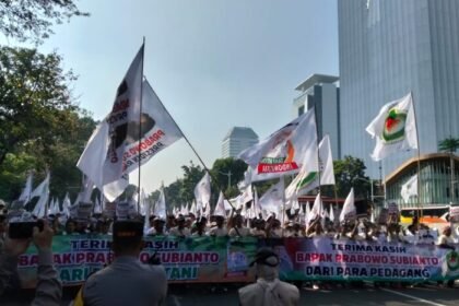 Suasana aksi damai ribuan masyarakat dari berbagai daerah di kawasan Patung Kuda, Jakarta Pusat, yang menyuarakan dukungan terhadap program pemerintah di bidang pertanian, ketahanan pangan, ekonomi rakyat, pendidikan, kesehatan, dan kesejahteraan sosial.