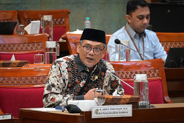 Anggota Komisi X DPR RI Abdul Fikri Faqih menilai usulan gaji guru Rp30 juta per bulan sebagai gagasan positif untuk meningkatkan kualitas pendidikan, namun perlu kajian teknis dan kesiapan anggaran yang matang.