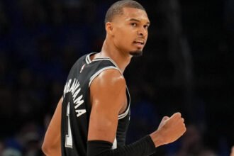 Victor Wembanyama memberikan penghormatan kepada New York Knicks jelang NBA Finals 2026. Spurs dan Knicks siap bertarung dalam duel perebutan gelar juara NBA setelah sama-sama tampil impresif sepanjang playoff.