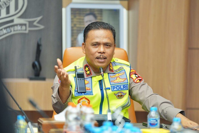 Kakorlantas Polri Irjen Pol Agus Suryonugroho menyebut pengaduan terkait tugas Polisi Lalu Lintas hanya mencapai 6,8 persen dari total laporan ke Polri, sebuah indikator meningkatnya kepercayaan masyarakat terhadap pelayanan Polantas.