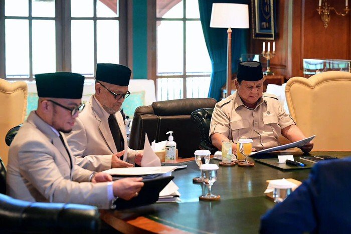 Presiden Prabowo Subianto memberikan apresiasi terhadap penyelenggaraan haji 2026 yang dinilai berjalan semakin baik, sekaligus meminta peningkatan kualitas layanan konsumsi dan akomodasi untuk musim haji 2027.