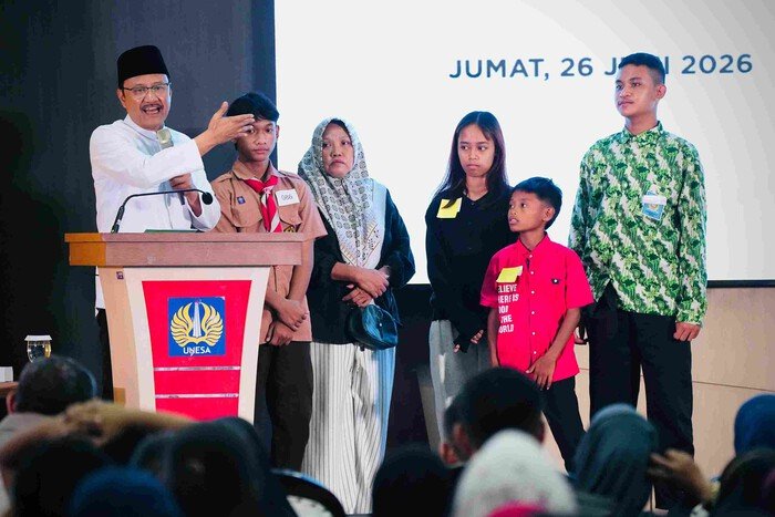 Menteri Sosial Saifullah Yusuf mengapresiasi komitmen Pemerintah Provinsi Jawa Timur dan seluruh pemerintah daerah yang menjadikan provinsi ini sebagai wilayah dengan jumlah Sekolah Rakyat terbanyak di Indonesia serta tengah membangun 16 kampus permanen untuk memperluas akses pendidikan masyarakat.