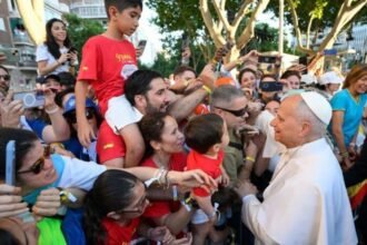 Paus Leo XIV memberikan respons diplomatis saat ditanya mengenai pilihan antara Real Madrid dan Barcelona dalam rivalitas sepak bola terbesar di Spanyol.
