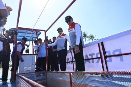 Pertamina bersama ITS meluncurkan kapal Autonomous Trash Skimmer berbasis AI di Bali sebagai solusi inovatif untuk membersihkan sampah perairan secara otomatis dan ramah lingkungan.